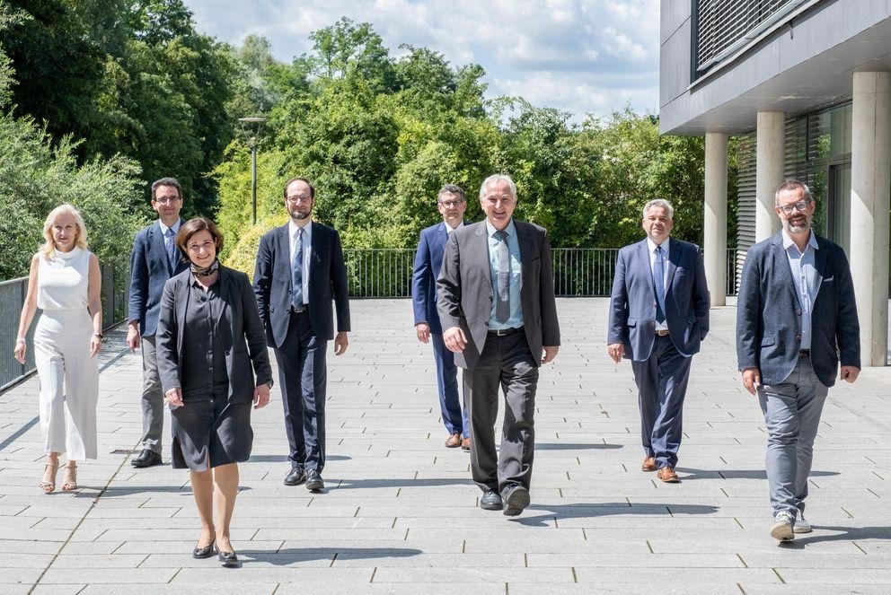  Die aktuellen und scheidenden Mitglieder der Universitätsleitung mit ihren Beauftragten (von rechts): Prof. Dr. Werner Gamerith (Beauftragter für Qualitätssicherung/Systemakkreditierung), Kanzler Dr. Achim Dilling, Präsident Prof. Dr. Ulrich Bartosch, Prof. Dr. Dennis Solomon (bisher Vizepräsident für Internationales), Prof. Dr. Harald Kosch (Vizepräsident für Akademische Infrastruktur/IT), Prof. Dr. Bettina Noltenius (Beauftragte für Lehre) und Prof. Dr. Christina Hansen (Vizepräsidentin für Studium, Lehre, Internationales). Über die Ernennung seiner Fakultätskollegin freut sich außerdem der Dekan der Juristischen Fakultät, Prof. Dr. Urs Kramer (2. von links). Foto: Universität Passau