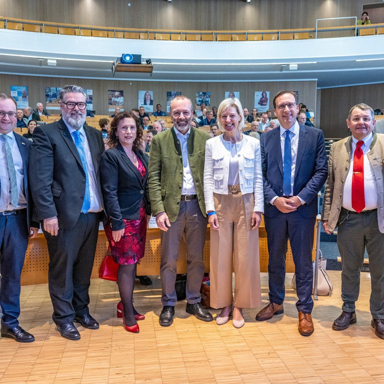 Beim Bayerischen Wirtschaftstag im Audimax (v.l.): MdL Stefan Meyer, Andreas Rother (Oberb&uuml;rgermeister der Stadt Passau), Dagmar &Scaron;kodov&aacute; Parmov&aacute; (Oberb&uuml;rgermeisterin der Stadt Budweis), Manfred Weber (Mitglied des Europ&auml;ischen Parlaments und Vorsitzender der EVP), Prof. Dr. Angelika Niebler (Pr&auml;sidentin des Wirtschaftsbeirats Bayern und Mitglied des Europ&auml;ischen Parlaments), Prof. Dr. Jan H. Schumann (Pr&auml;sident der Universit&auml;t Passau), Rudi Fellner (Vorsitzender des Bezirks Passau des Wirtschaftsbeirats Passau); Foto: Armin Weigel.