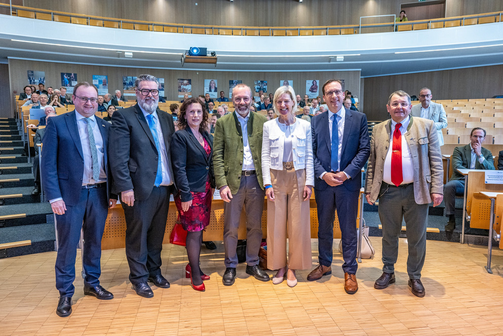 Beim Bayerischen Wirtschaftstag im Audimax (v.l.): MdL Stefan Meyer, Andreas Rother (Oberb&uuml;rgermeister der Stadt Passau), Dagmar &Scaron;kodov&aacute; Parmov&aacute; (Oberb&uuml;rgermeisterin der Stadt Budweis), Manfred Weber (Mitglied des Europ&auml;ischen Parlaments und Vorsitzender der EVP), Prof. Dr. Angelika Niebler (Pr&auml;sidentin des Wirtschaftsbeirats Bayern und Mitglied des Europ&auml;ischen Parlaments), Prof. Dr. Jan H. Schumann (Pr&auml;sident der Universit&auml;t Passau), Rudi Fellner (Vorsitzender des Bezirks Passau des Wirtschaftsbeirats Passau); Foto: Armin Weigel.
