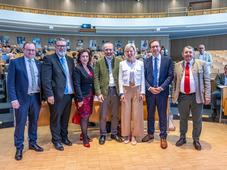 Beim Bayerischen Wirtschaftstag im Audimax (v.l.): MdL Stefan Meyer, Andreas Rother (Oberb&uuml;rgermeister der Stadt Passau), Dagmar &Scaron;kodov&aacute; Parmov&aacute; (Oberb&uuml;rgermeisterin der Stadt Budweis), Manfred Weber (Mitglied des Europ&auml;ischen Parlaments und Vorsitzender der EVP), Prof. Dr. Angelika Niebler (Pr&auml;sidentin des Wirtschaftsbeirats Bayern und Mitglied des Europ&auml;ischen Parlaments), Prof. Dr. Jan H. Schumann (Pr&auml;sident der Universit&auml;t Passau), Rudi Fellner (Vorsitzender des Bezirks Passau des Wirtschaftsbeirats Passau); Foto: Armin Weigel.