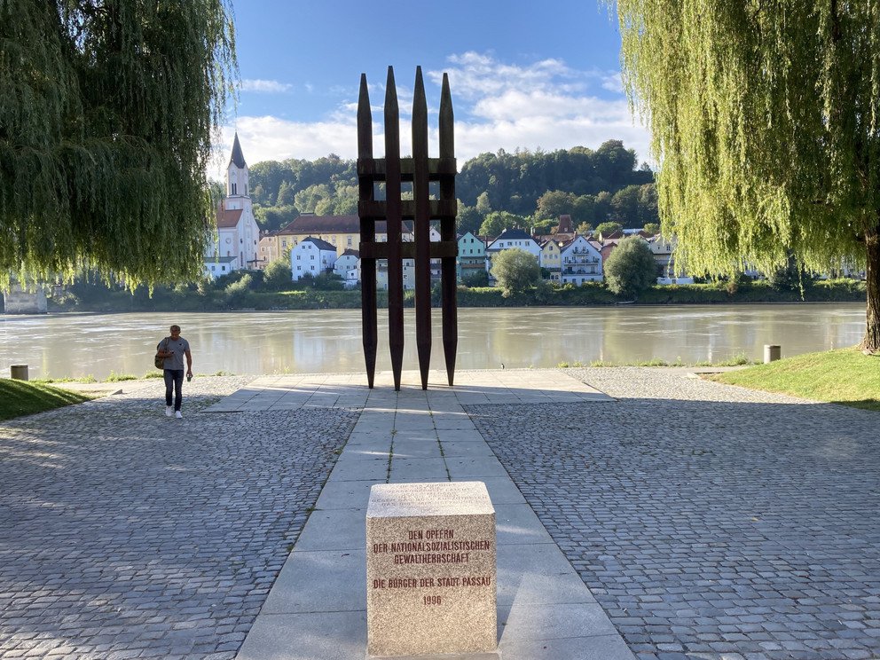 Denkmalansicht mit Blickrichtung Inn bei abendlichem Licht aus ca. 10m Entfernung