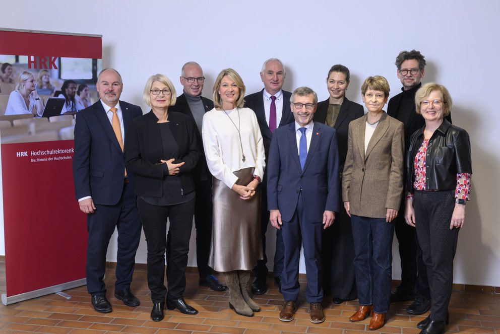 Das neue Präsidium der HRK (v.l.n.r.): Prof. Dr. Jörg Bagdahn, Prof. Dr. Ingeborg Schramm-Wölk, Prof. Dr. Georg Krausch, Prof. Dr. Anja Steinbeck, Prof. Dr. Ulrich Bartosch, Prof. Dr. Walter Rosenthal, Prof. Dr. Susanne Menzel-Riedl, Prof. Dr. Angela Ittel, Dr. Arne Zerbst, Prof. Dr. Ulrike Tippe (v.l.n.r.); Foto: Hermann Pentermann