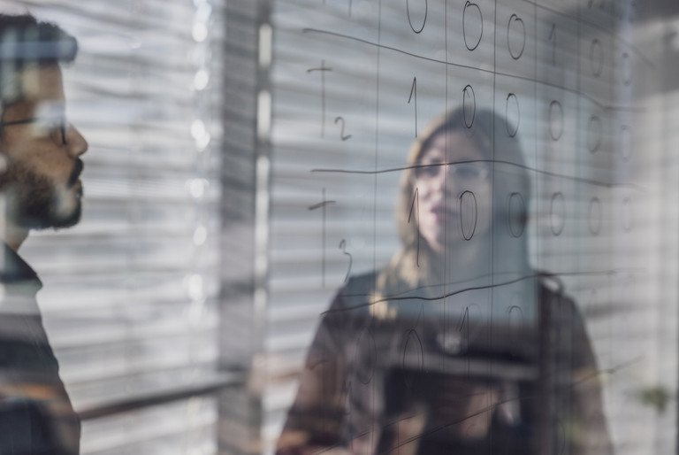 Dr. Jelena Mitrović und Mehdi Ben Amor vom Lehrstuhl für Data Science; Foto: Universität Passau