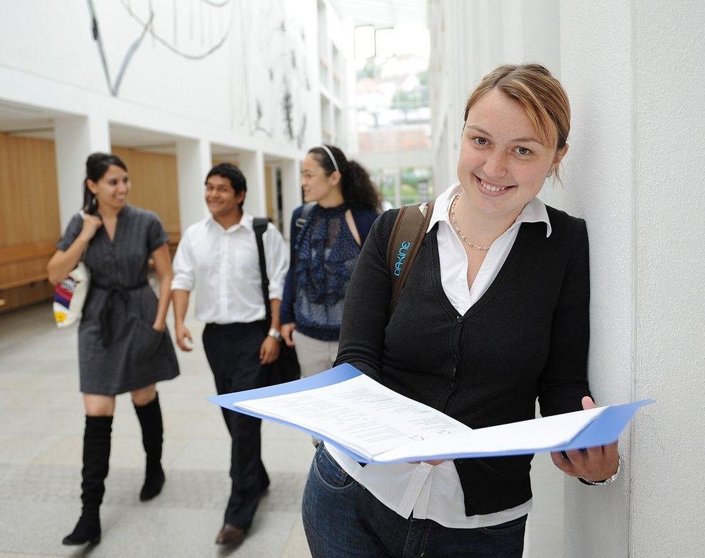 Studentin mit Mappe Studentin mit Mappe