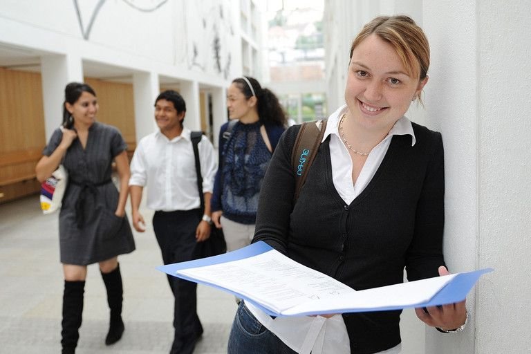 Studentin mit einer Mappe 