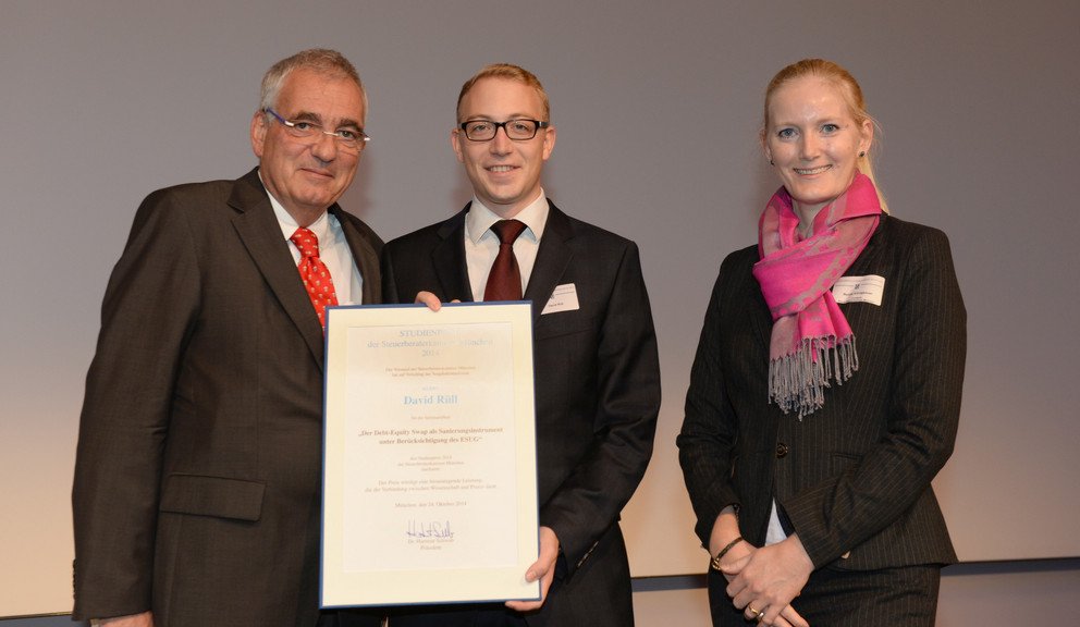 Dr. Hartmut Schwab und Benita K&ouml;nigbauer gratulieren dem Studienpreistr&auml;ger David R&uuml;ll.