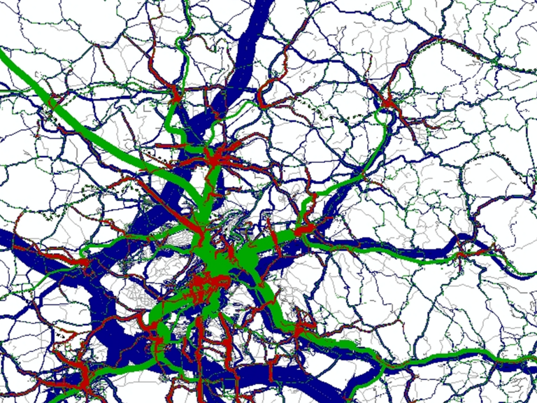 Screenshot zeigt eine Karte, die das Verkehrsaufkommen einer Metropolregion in Farben darstellt. Dabei bildet blau den Individualverkehr ab, grün den ÖPNV und rot On-Demand-Fahrten.