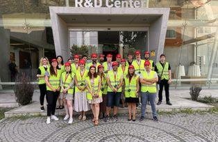 Gruppenfoto aller Teilnehmer an der Präsentation bei Tirsan Kässbohrer