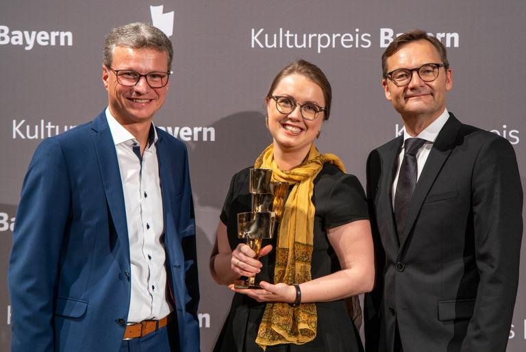 Dr. Johanna Wernthaler mit dem „Gedankenblitz“, überreicht durch Wissenschaftsminister Bernd Sibler und Bayernwerk-Vorstand Reimund Gotzel.