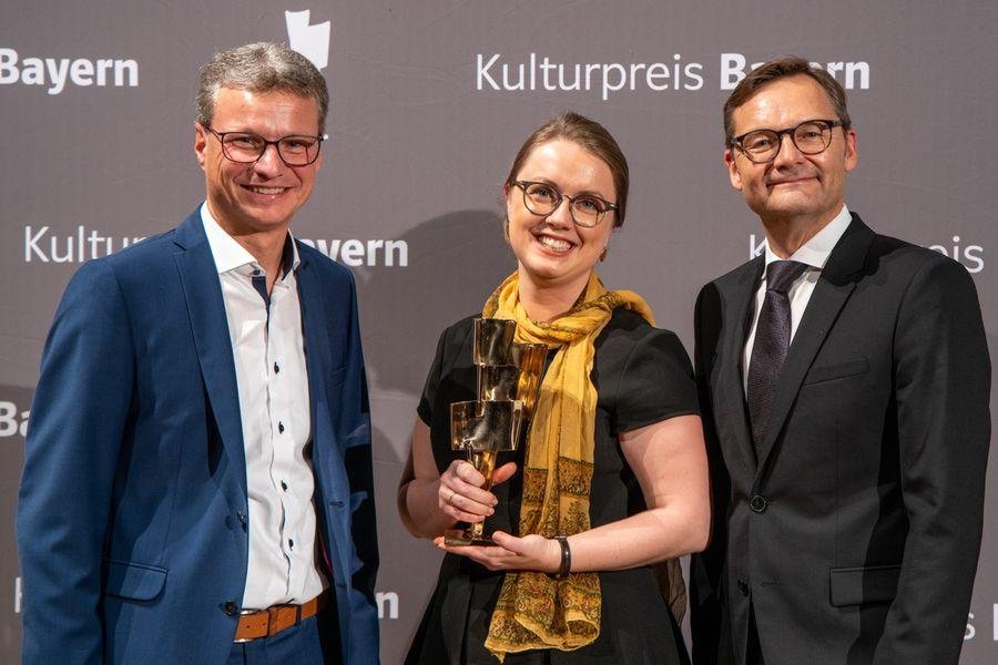 Dr. Johanna Wernthaler mit dem „Gedankenblitz“, überreicht durch Wissenschaftsminister Bernd Sibler und Bayernwerk-Vorstand Reimund Gotzel.