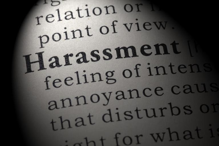 Dekoratives Bild der Kachel 'Diskriminierung Sexuelle Belstigung Stalking Mobbing'