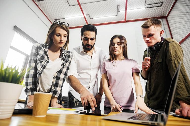 Es sind zwei Studentinnen und zwei Studenten zu sehen die gemeinsam lernen. 