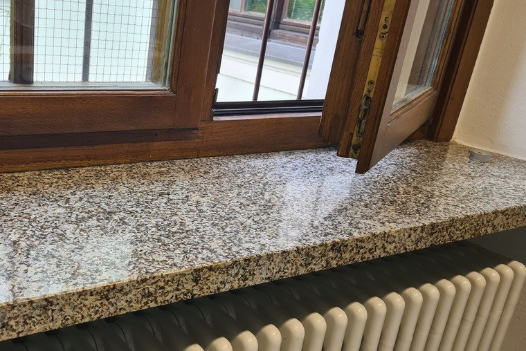 Geöffnetes Fenster, darunter ein Heizkörper