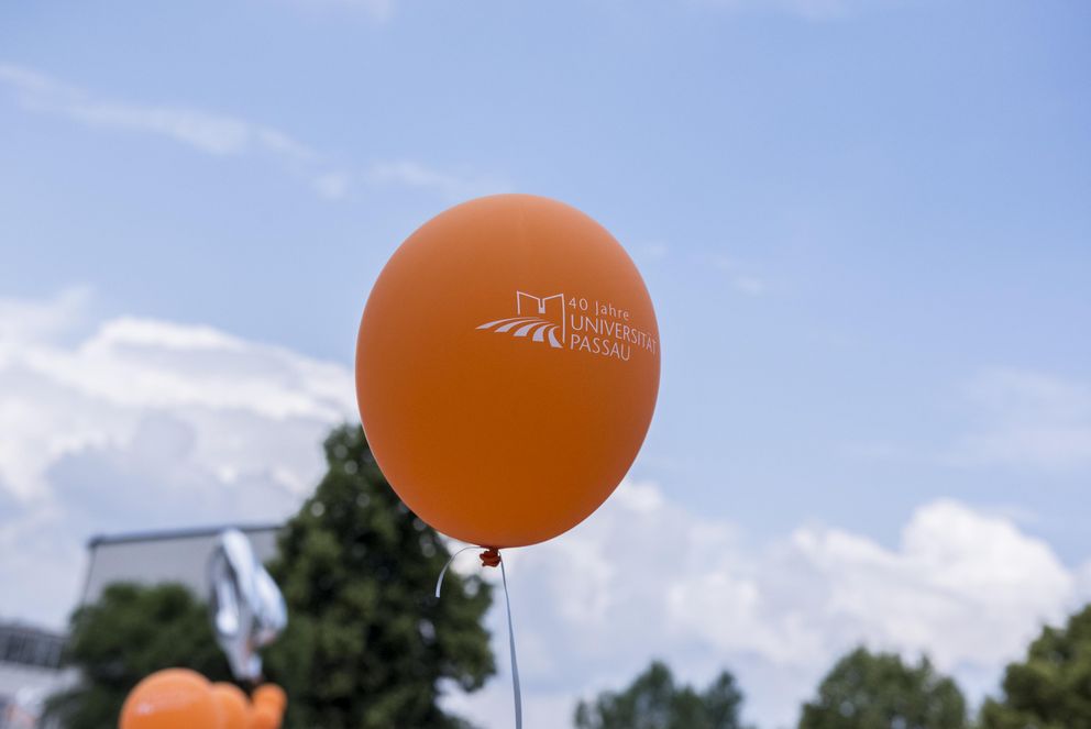 Lufftballon mit 40 Jahre Universität Passau Logo