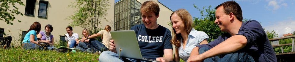 Studenten mit dem Laptop auf der Wiese