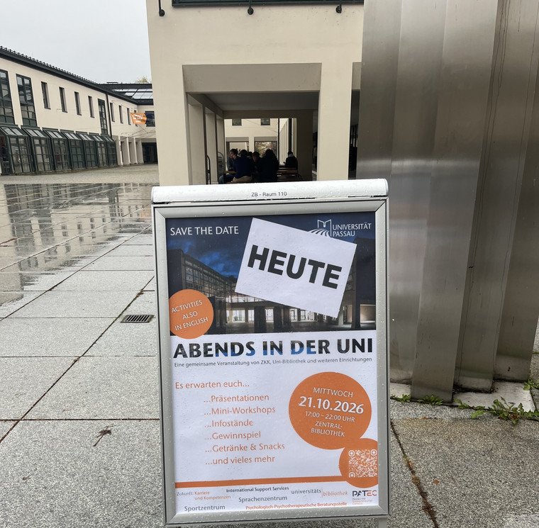 Plakatständer Abends in der Uni