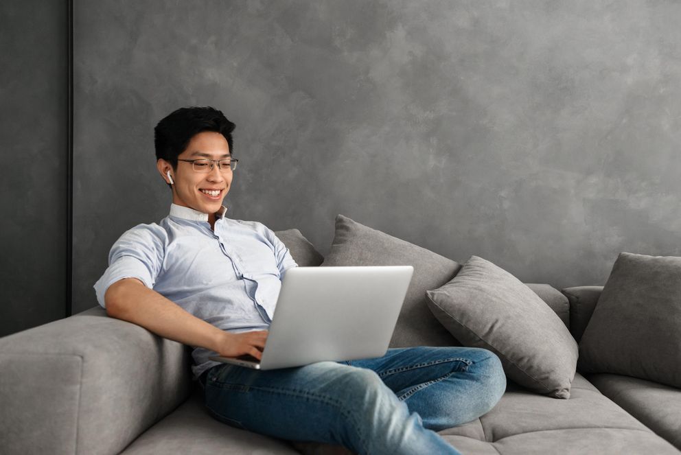 Ein Student nimmt mit seinem Laptop an einem Webinar teil