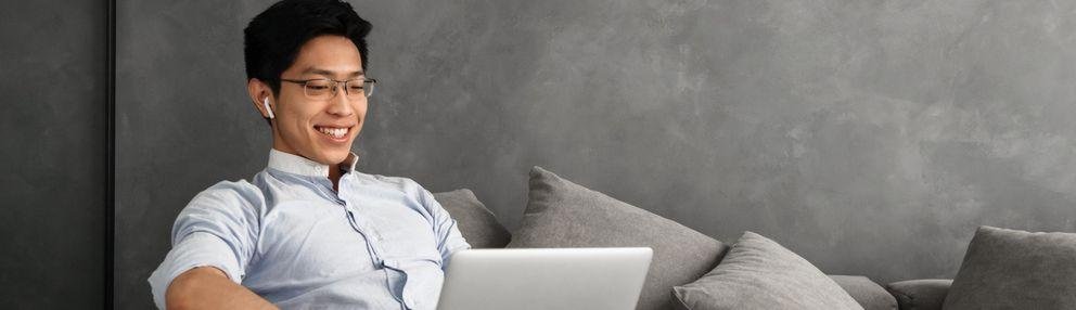 Ein Student nimmt mit seinem Laptop an einem Webinar teil Ein Student nimmt mit seinem Laptop an einem Webinar teil