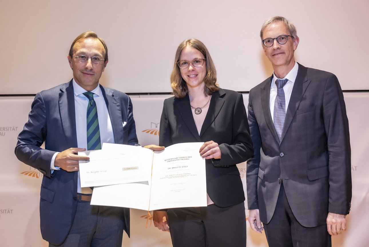 von links: Vizepr&auml;sident f&uuml;r Forschung Prof. Dr. Robert Obermaier, Dr. Brigitte Voigt und Prof. Dr. Hans-Georg Dederer