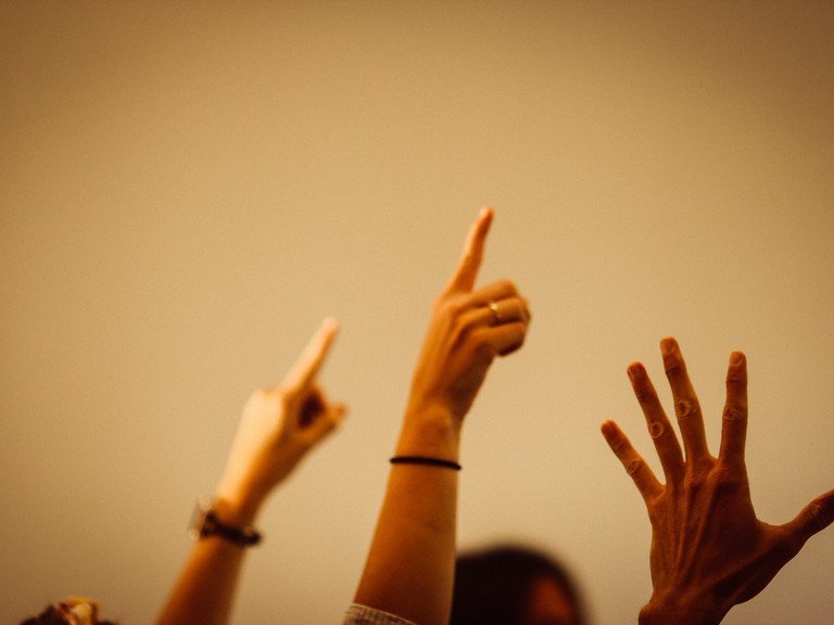 Aufzeigen per Hand als Wortmeldung