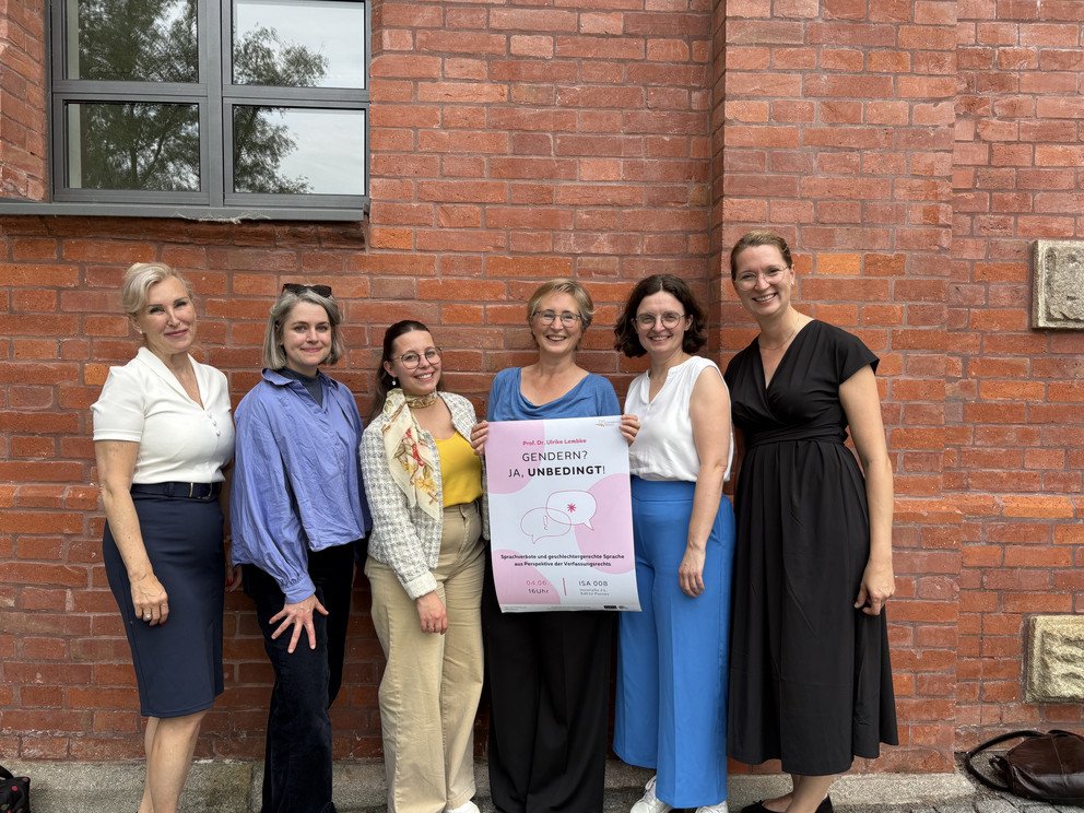Das Organisatorinnen-Team der Universität Passau und Teilnehmerinnen: (v.l.) Prof. Dr. Christina Hansen, Dr. Kathrin Plank, Katrin Biermeier, Veronique Coiffet, Claudia Krell und Anneliese Fraser; Foto: Universität Passau