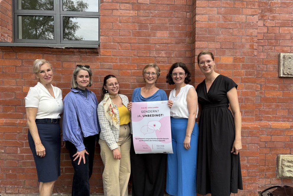 Das Organisatorinnen-Team der Universität Passau und Teilnehmerinnen: (v.l.) Prof. Dr. Christina Hansen, Dr. Kathrin Plank, Katrin Biermeier, Veronique Coiffet, Claudia Krell und Anneliese Fraser; Foto: Universität Passau