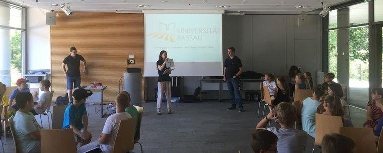 Schulklasse bei einem Vortrag im IT-Zentrum