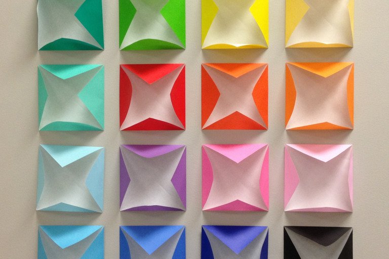 Foto farbiges Papier gefaltet als buntes Muster 