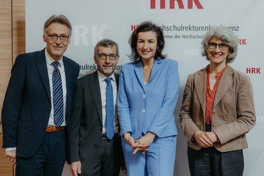(v.l.n.r.) Prof. Dr. Jens Strackeljan, Prof. Dr. Walter Rosenthal, Bundesministerin Dorothea Bär, Prof. Dr. Manuela Schwartz; Foto: Jana Dünnhaupt/Universität Magdeburg