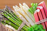 Korb mit Spargel und Rhabarbar