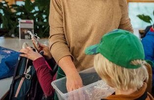 Doreen Müller-Murr vom Alumni Club verteilt die Lebkuchenherzen an die Kinder