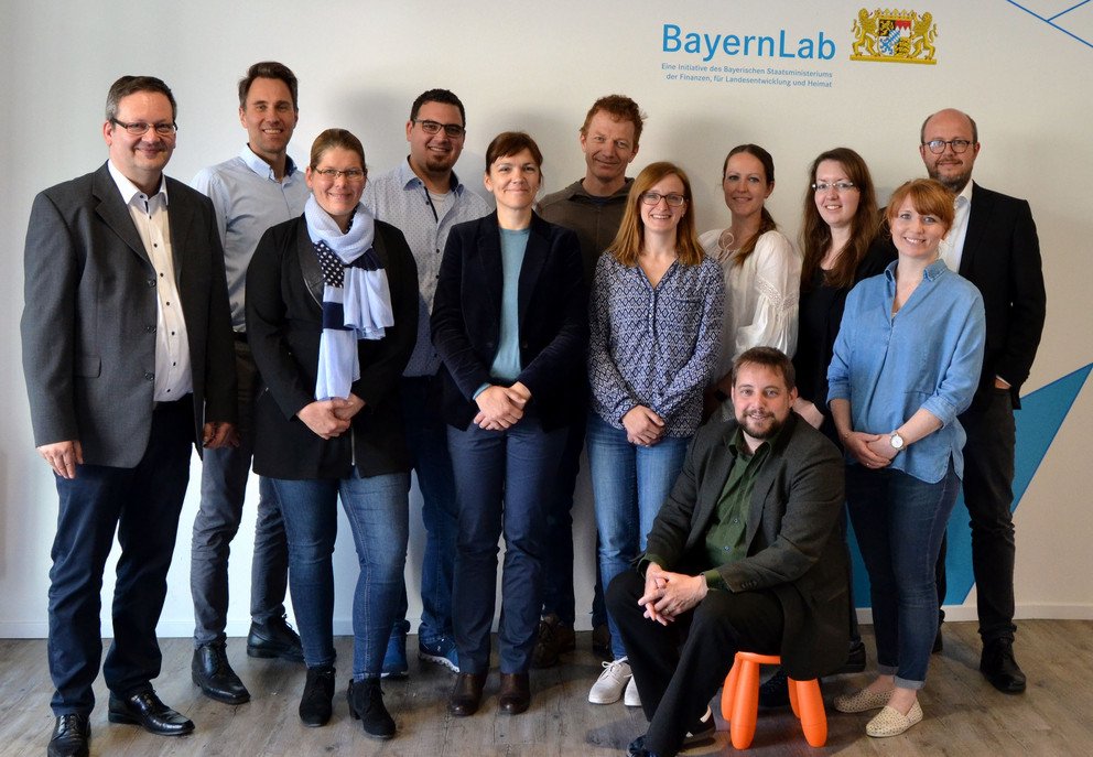 Walter Bayer (BayernLab Vilshofen), Christian Huth (Landesamt f&uuml;r Digitalisierung, Breitband und Vermessung), Simone H&ouml;sl (BayernLab Nabburg), Christian Preis, Karen Fisher (beide OTH Regensburg), Hartmut Friedl (BayernLab Neumarkt), Andrea Diepold (HS Landshut), Simone Lindlbauer (TH Deggendorf), Matthias Sch&ouml;berl, Karina Schuller (beide OTH Amberg-Weiden), Verena Brandl (OTH Regensburg), Dr. Thomas Metten (Universit&auml;t Passau). Foto: Maria Wilhelm, Universit&auml;t Passau