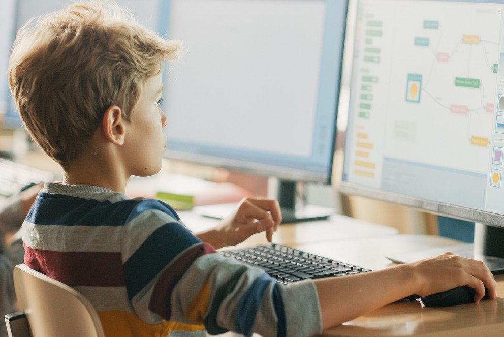 Grundschüler beim Programmieren am PC