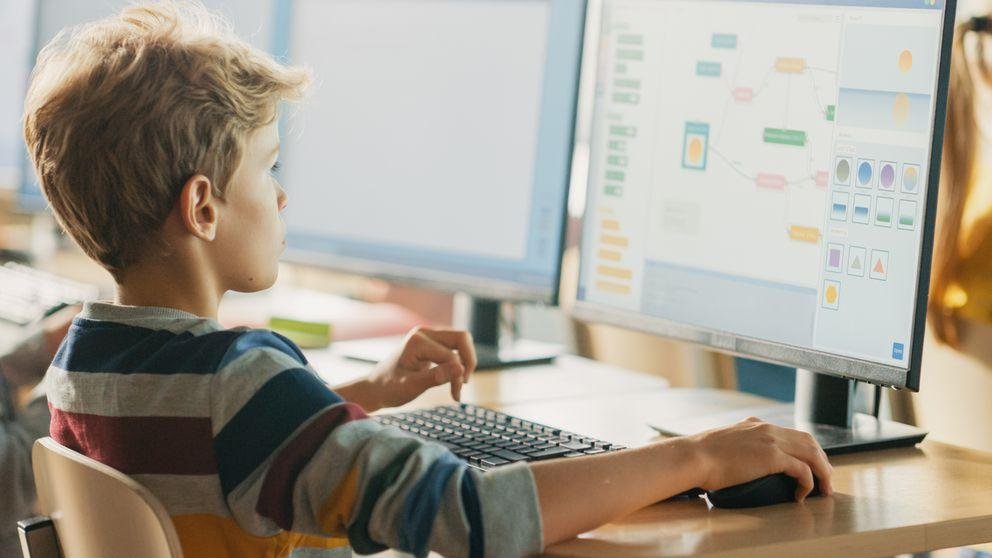 Elementary School Computer Science Classroom: Smart Little Schoo Grundschüler beim Programmieren am PC