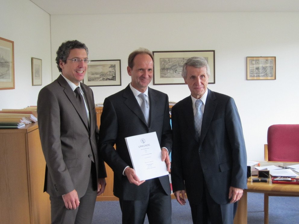 Prodekan der Wirtschaftswissenschaftlichen Fakult&auml;t, Prof. Dr. Markus Diller, Dr. Andreas Pfeifer und Pr&auml;sident Prof. Dr. Walter Schweitzer (v.l.n.r