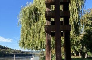 Ansicht der Skulptur mit Blickrichtung Stromaufwärts des Inns, im Hintergrund der Fünferlsteg