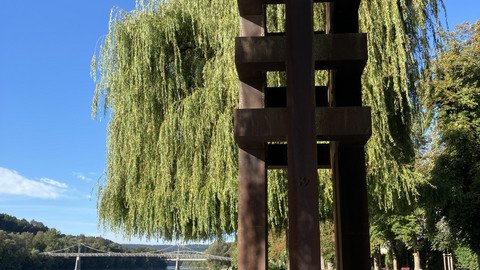[Translate to Tschechisch:] Ansicht der Skulptur mit Blickrichtung Stromaufwärts des Inns, im Hintergrund der Fünferlsteg