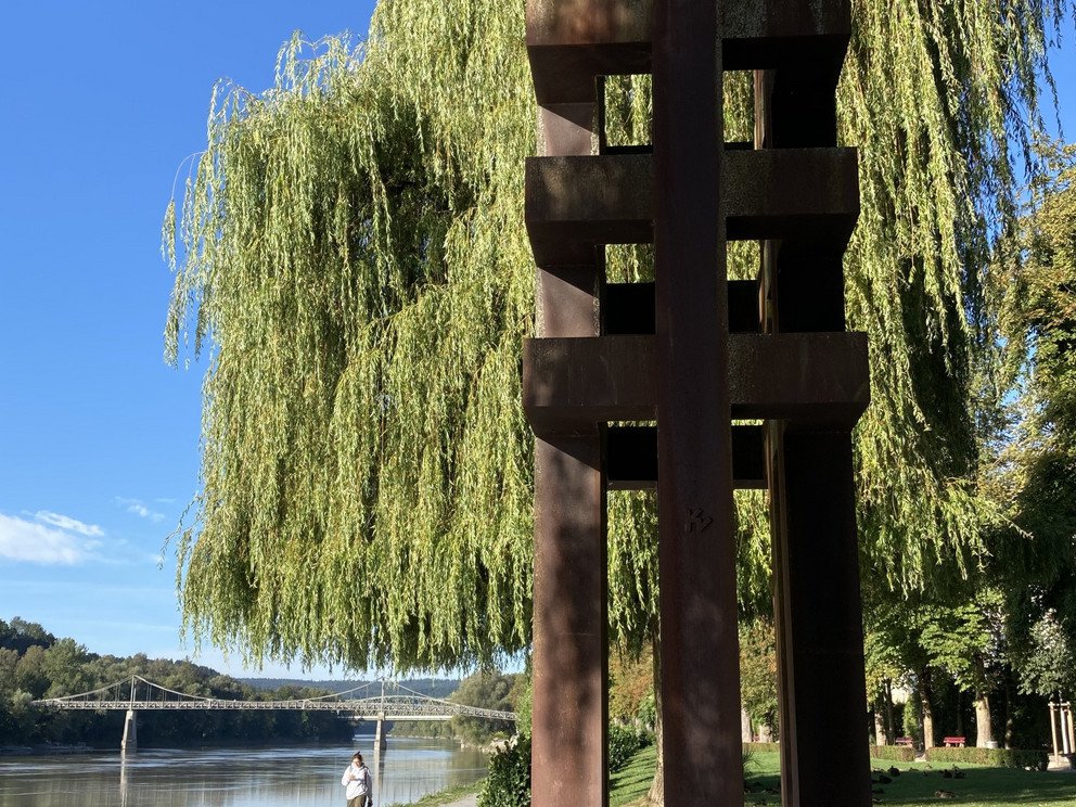 Ansicht der Skulptur mit Blickrichtung Stromaufw&auml;rts des Inns, im Hintergrund der F&uuml;nferlsteg