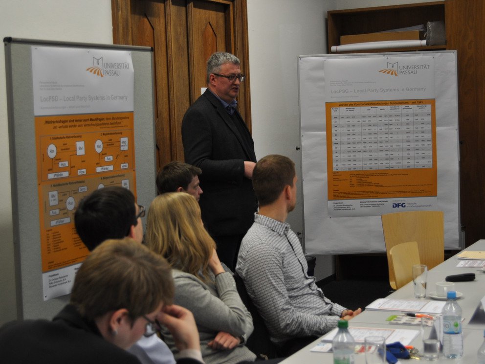 Zu sehen ist Dr. Christian Rademacher, wie er die Postersession zum Workshop pr&auml;sentiert.