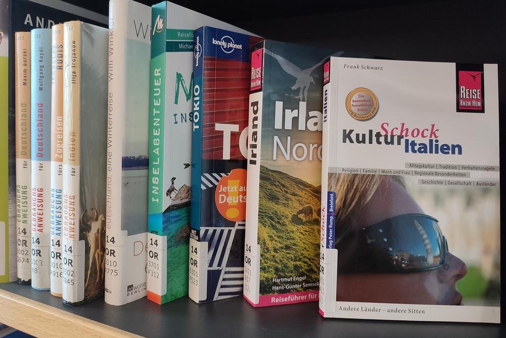Reiseliteratur in der Library Lounge