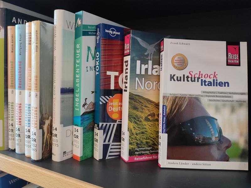 Reiseliteratur in der Library Lounge