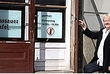Jeden Donnerstagnachmittag &ouml;ffnen Ute Senff und ihre Helfer in der Gro&szlig;en Messergasse 1 die Tafel f&uuml;r bed&uuml;rftige Menschen. Hier werden Lebensmittel ausgegeben. Doch es geht um viel mehr. Die Kunden suchen auch das Gespr&auml;ch.
