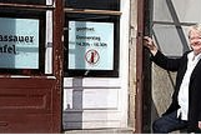 Jeden Donnerstagnachmittag öffnen Ute Senff und ihre Helfer in der Großen Messergasse 1 die Tafel für bedürftige Menschen. Hier werden Lebensmittel ausgegeben. Doch es geht um viel mehr. Die Kunden suchen auch das Gespräch. Jeden Donnerstagnachmittag öffnen Ute Senff und ihre Helfer in der Großen Messergasse 1 die Tafel für bedürftige Menschen. Hier werden Lebensmittel ausgegeben. Doch es geht um viel mehr. Die Kunden suchen auch das Gespräch.