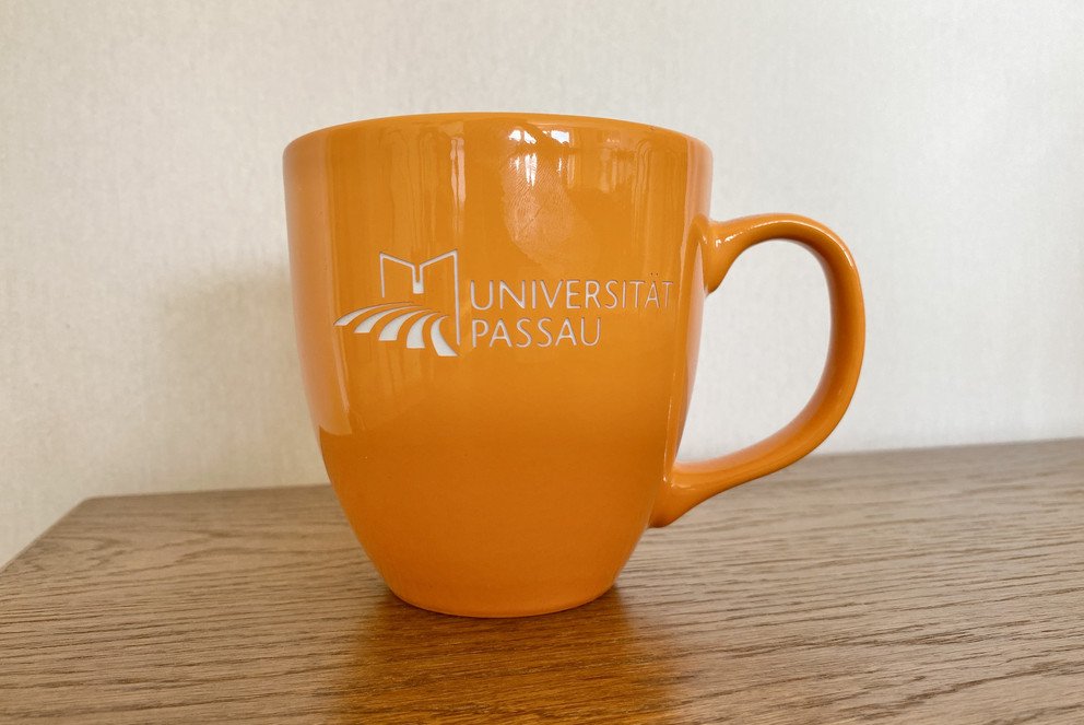 Tasse mit dem Universitätslogo