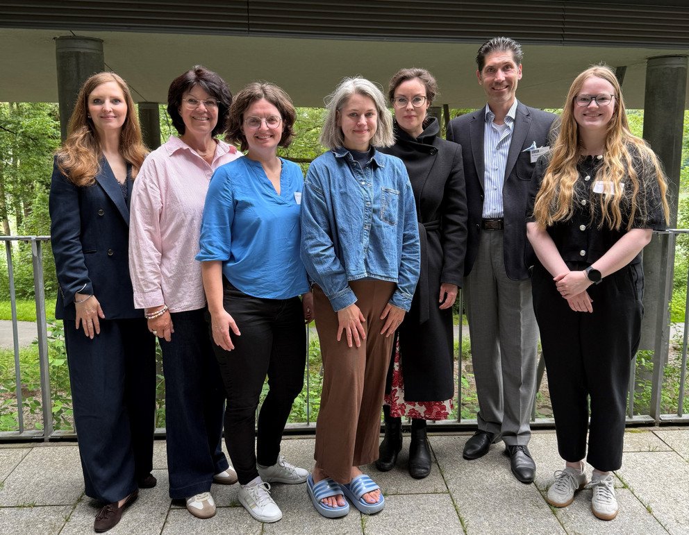 (v.l.): Felicitas Schmidinger (Junges Kolleg), Alexandra Horsch und Dr. Claudia Krell (Stabsstelle Diversity und Gleichstellung), Dr. Kathrin Plank (stellvertretende Beauftragte f&uuml;r die Gleichstellung von Frauen in Wissenschaft und Kunst), Prof. Dr. Katharina B&ouml;hm (Lehrstuhl f&uuml;r Englische Literatur und Kultur), Dr. Benjamin Sch&ouml;nfeld und Laura Bruckmeier (Junges Kolleg); Foto: Universit&auml;t Passau