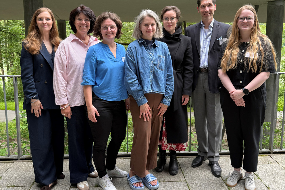 (v.l.): Felicitas Schmidinger (Junges Kolleg), Alexandra Horsch und Dr. Claudia Krell (Stabsstelle Diversity und Gleichstellung), Dr. Kathrin Plank (stellvertretende Beauftragte f&uuml;r die Gleichstellung von Frauen in Wissenschaft und Kunst), Prof. Dr. Katharina B&ouml;hm (Lehrstuhl f&uuml;r Englische Literatur und Kultur), Dr. Benjamin Sch&ouml;nfeld und Laura Bruckmeier (Junges Kolleg); Foto: Universit&auml;t Passau