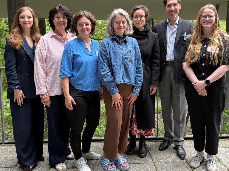 (v.l.): Felicitas Schmidinger (Junges Kolleg), Alexandra Horsch und Dr. Claudia Krell (Stabsstelle Diversity und Gleichstellung), Dr. Kathrin Plank (stellvertretende Beauftragte f&uuml;r die Gleichstellung von Frauen in Wissenschaft und Kunst), Prof. Dr. Katharina B&ouml;hm (Lehrstuhl f&uuml;r Englische Literatur und Kultur), Dr. Benjamin Sch&ouml;nfeld und Laura Bruckmeier (Junges Kolleg); Foto: Universit&auml;t Passau