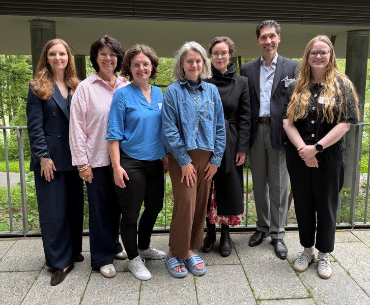 (v.l.): Felicitas Schmidinger (Junges Kolleg), Alexandra Horsch und Dr. Claudia Krell (Stabsstelle Diversity und Gleichstellung), Dr. Kathrin Plank (stellvertretende Beauftragte f&uuml;r die Gleichstellung von Frauen in Wissenschaft und Kunst), Prof. Dr. Katharina B&ouml;hm (Lehrstuhl f&uuml;r Englische Literatur und Kultur), Dr. Benjamin Sch&ouml;nfeld und Laura Bruckmeier (Junges Kolleg); Foto: Universit&auml;t Passau