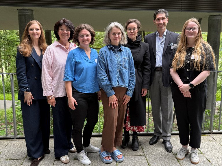 (v.l.): Felicitas Schmidinger (Junges Kolleg), Alexandra Horsch und Dr. Claudia Krell (Stabsstelle Diversity und Gleichstellung), Dr. Kathrin Plank (stellvertretende Beauftragte f&uuml;r die Gleichstellung von Frauen in Wissenschaft und Kunst), Prof. Dr. Katharina B&ouml;hm (Lehrstuhl f&uuml;r Englische Literatur und Kultur), Dr. Benjamin Sch&ouml;nfeld und Laura Bruckmeier (Junges Kolleg); Foto: Universit&auml;t Passau