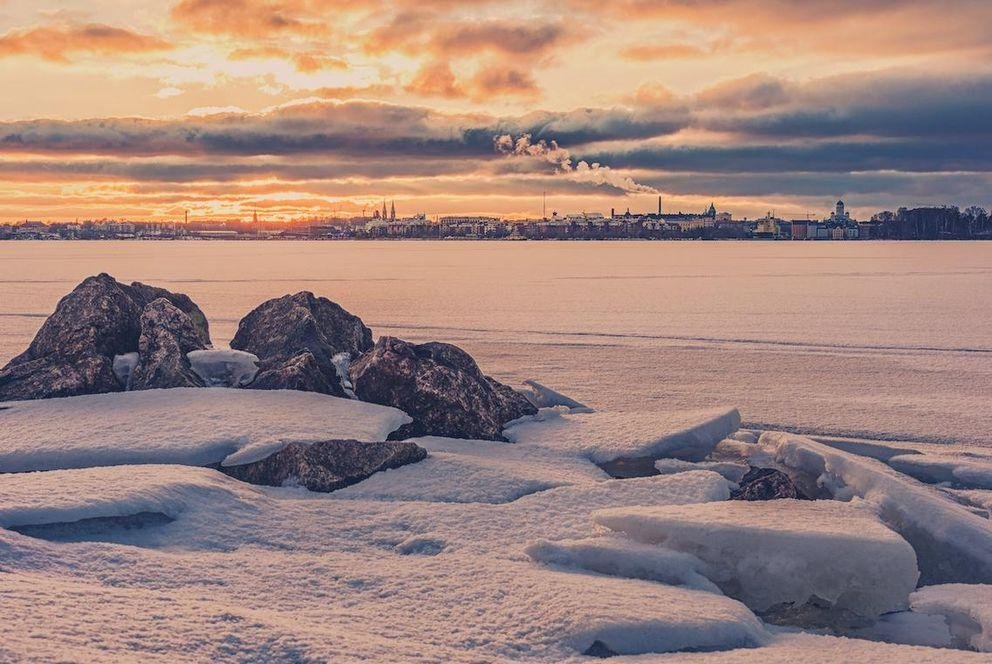 Zugefrorenes Meer vor einer Stadt.